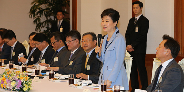박근혜 대통령이 26일 낮 청와대에서 중앙언론사 편집·보도국장 오찬 간담회에서 모두발언하고 있다. 연합뉴스