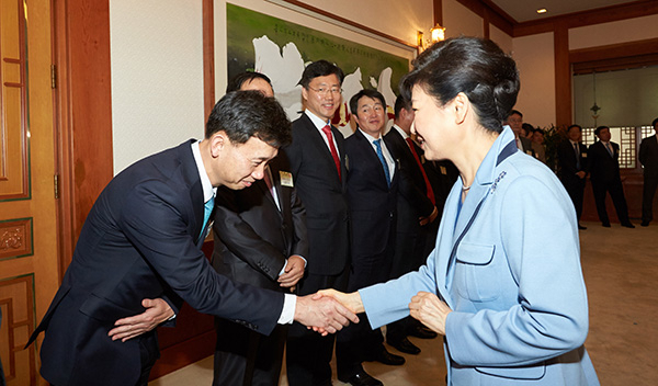 박근혜 대통령이 26일 낮 청와대에서 중앙언론사 편집·보도국장 오찬 간담회에 참석해 여러가지 국정 현안에 대한 견해를 밝혔다. 연합뉴스