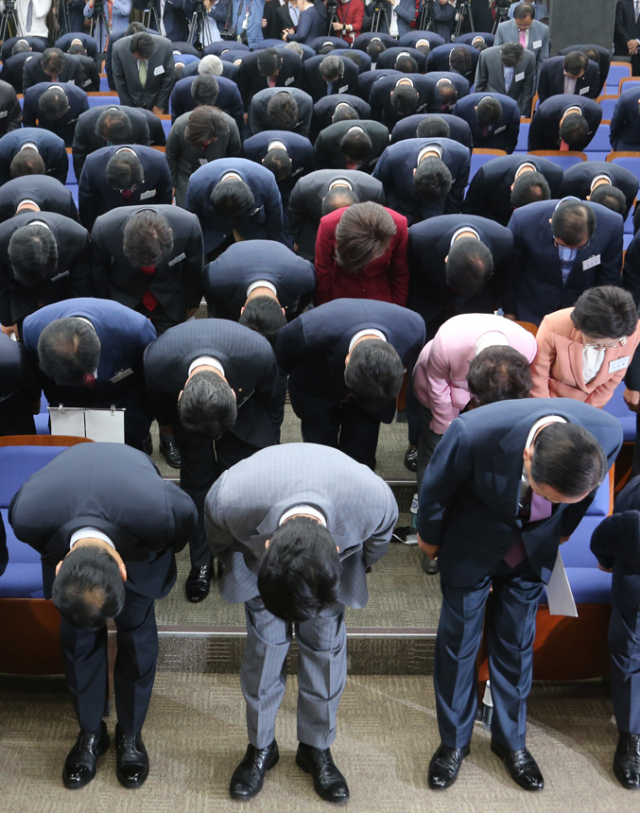 26일 오전 국회에서 열린 새누리당 제20대 국회의원 당선자 워크숍에서 당선자 전원이 국민들에게 인사를 드리고 있다. 연합뉴스