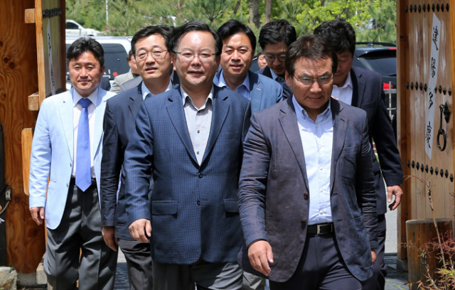 대구 수성갑 김부겸 당선자를 포함한 더불어민주당 영남지역 당선자들과 지역위원장이 26일 오전 경북 경주의 한 식당에서 만나 식사를 하기 위해 이동하고 있다. 연합뉴스