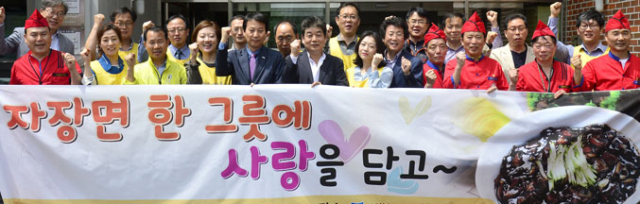 매일신문사 임직원들이 26일 대구성로원에서 짜장면 점심 배식 봉사를 펼친 뒤 자원봉사자들과 기념촬영을 하고 있다. 성일권 기자 sungig@msnet.co.kr