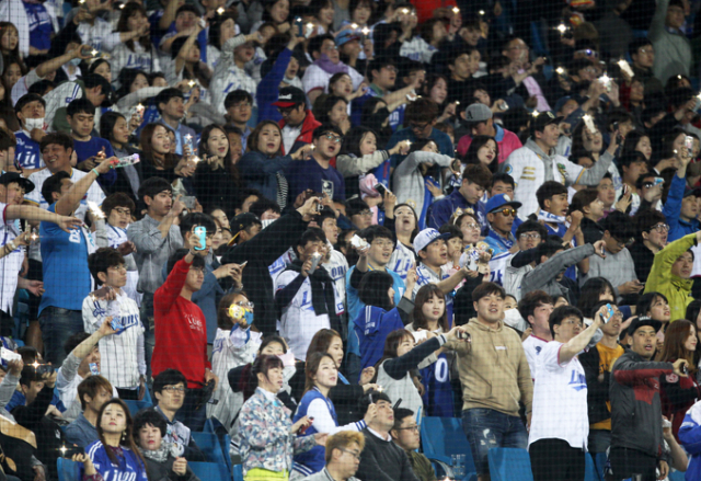 26일 대구삼성라이온즈파크에서 열린 삼성 라이온즈와 LG 트윈스의 경기에서 삼성 팬들이 불꽃놀이 응원을 펼치고 있다. 삼성 라이온즈 제공