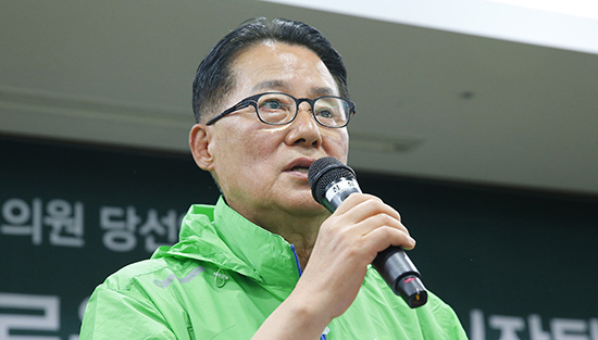 국민의당 20대 국회 원내대표에 추대된 박지원 의원이 27일 오전 경기도 양평 한화리조트에서 열린 당선인 워크숍에서 원내대표 수락 연설을 하고 있다. 연합뉴스