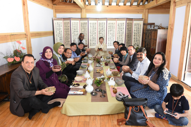 지난해 찻사발축제장을 찾은 외국인 관광객들이 전통찻사발에 담긴 녹차를 마시면서 즐거워하고 있다. 문경 고도현 기자 dory@msnet.co.kr