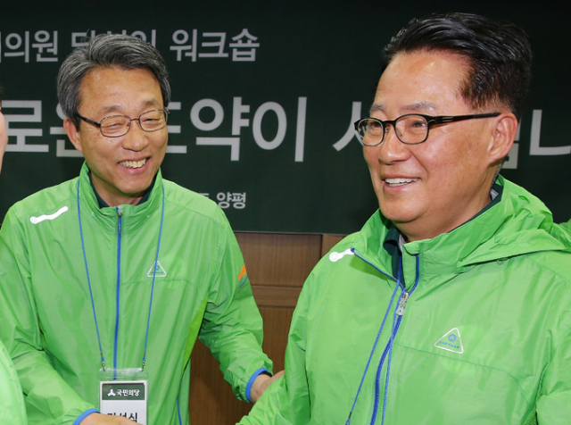 국민의당 20대 국회 원내대표와 정책위의장으로 만장일치 추대된 박지원 의원과 김성식 당선자가 27일 경기도 양평에서 열린 당선자 워크숍을 마친 뒤 서로 악수하고 있다. 연합뉴스