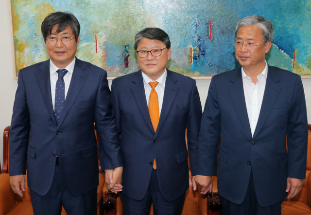 여야 3당 원내수석부대표들이 27일 오후 국회에서 쟁점 법안 처리 조율을 위한 회동에 앞서 포즈를 취하고 있다. 왼쪽부터 더불어민주당 이춘석, 새누리당 조원진, 국민의당 유성엽 원내수석부대표. 연합뉴스