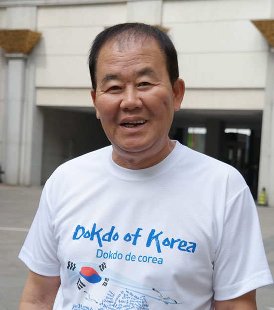 최독도( 씨는 (재)독도재단의 해외홍보대사로 미국 LA 현지에서 외국인들을 대상으로 독도 홍보활동을 펼치고 있다.