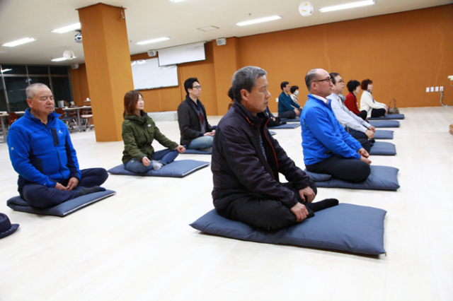 대구 관오사 명상실에서 직장인들이 위빠사나 명상수행을 하고 있다. 관오사 제공
