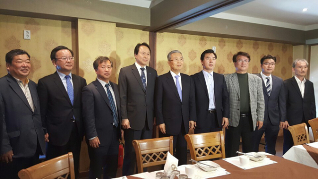 더불어민주당 김종인(가운데) 비상대책위원회 대표가 29일 대구를 방문해 대구경북 총선 출마자 12명을 위로했다. 더민주 경북도당 제공