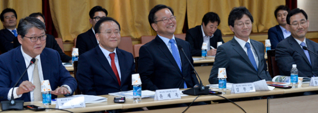 대구시와 대구지역 국회의원 당선자 전원이 참석한 연석회의가 29일 오후 시청 대회의실에서 열린 가운데 새누리당 조원진