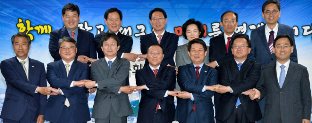 새누리당, 더불어민주당, 무소속 등 대구 지역 국회의원 당선자들과 권영진 대구시장이 29일 오후 시청 대회의실에서 연석회의를 시작하기 전 기념촬영을 했다. 뒷줄 왼쪽부터 홍의락(북을 무소속)