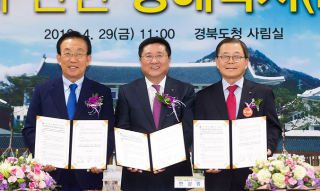 LG디스플레이·경북도·구미시가 29일 경북도청에서 구미에 플렉서블과 조명용 OLED 생산라인 구축에 4천500억원을 투자한다는 내용의 MOU를 체결하고 있다. 왼쪽부터 김관용 경북도지사·한상범 LG디스플레이 대표이사·남유진 구미시장. LG디스플레이 제공