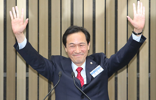더불어민주당 신임 원내대표에 선출된 우상호 의원이 4일 국회에서 열린 더민주 원내대표 선거가 끝난 뒤 활짝 웃으며 두 팔을 들고 있다. 연합뉴스