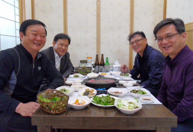 칠곡52회 회원들은 칠곡한우장터를 자주 찾는다. 값싸고 질 좋은 한우, 김영환 대표의 넉넉한 마음 씀씀이가 이들을 이곳으로 찾아들게 한다. 이영욱 기자