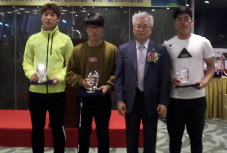 3일 끝난 제21회 대구시골프협회장배 골프선수권대회 시상식에서 김옥열(오른쪽 두 번째) 회장이 남고부 1~3위 입상 선수들과 포즈를 취했다. 대구시골프협회 제공