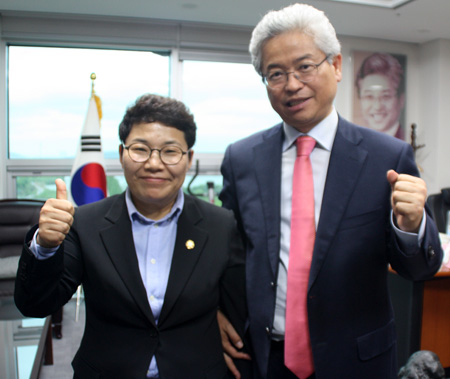 지난 3일 국회에서 임이자 새누리당 비례대표 당선자가 이철우(오른쪽) 새누리당 국회의원을 만나 파이팅을 외치고 있다.