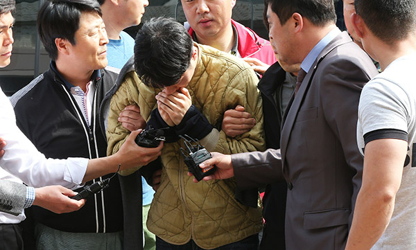 경기도 안산 대부도에서 발견된 토막시신 사건의 용의자 조모씨가 긴급 체포돼 5일 오후 경기도 안산단원경찰서로 들어서고 있다. 연합뉴스