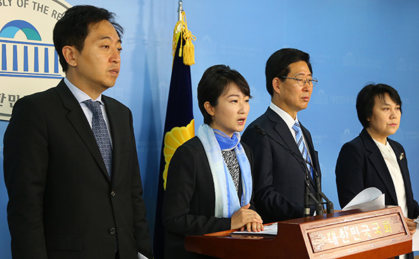 가습기살균제 문제를 해결하기 위해 출범한 더불어민주당 가습기살균제 대책특위 위원들이 5일 오전 국회에서 향후 활동 계획을 말하고 있다. (왼쪽부터) 금태섭 당선인, 이언주 특위간사, 양승조 위원장, 정춘숙 당선인. 연합뉴스