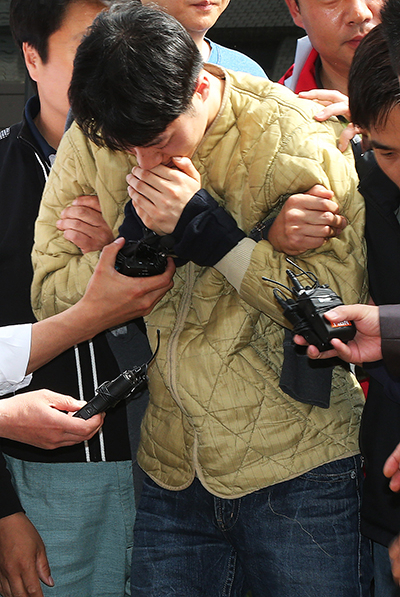 경기도 안산 대부도에서 발견된 토막시신 사건의 용의자 조모씨가 긴급 체포돼 5일 오후 경기도 안산단원경찰서로 들어서고 있다. 연합뉴스