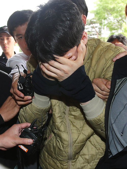 경기도 안산 대부도에서 발견된 토막시신 사건의 용의자 조모씨가 긴급 체포돼 5일 오후 경기도 안산단원경찰서로 들어서고 있다. 연합뉴스
