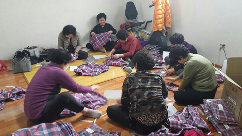 대구 동구 노인들이 경로당에서 친구들과 이야기를 나누며 소일거리로 용돈을 벌고 있다. 대구 동구청 제공