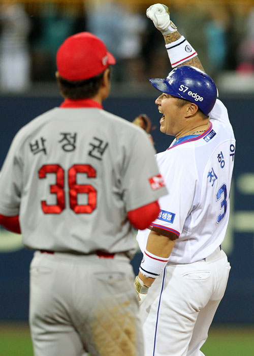 삼성 라이온즈의 최형우가 6일 대구삼성라이온즈파크에서 열린 SK 와이번스와의 경기 8회말 1사 2루 때 1타점 역전 2루타를 친 뒤 환호하고 있다. 삼성 라이온즈 제공