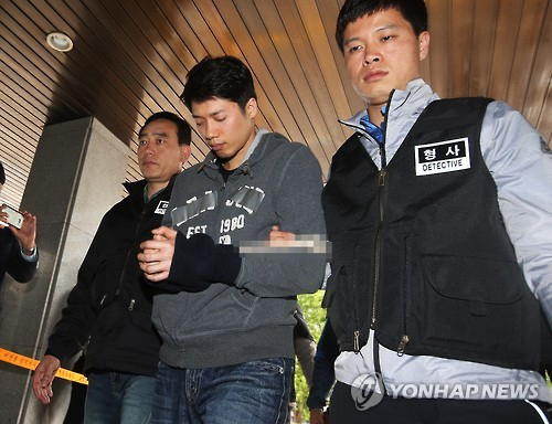 살인 및 사체유기 등 혐의로 구속영장이 청구된 대부도 토막시신 사건 피의자 조모씨가 7일 오후 영장실질심사를 받은 후 경기도 안산시 안산단원경찰서로 들어서고 있다. 경찰은 조씨의 범행 수법이 잔인하고 사망이라는 중대한 결과를 가져온 점으로 볼 때 공개대상에 해당한다고 판단해 얼굴과 신상정보를 공개하기로 했다. 2016.5.7