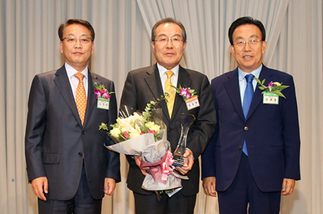 윤동한 한국콜마㈜ 회장이 자랑스러운 영대인상을 받았다. 왼쪽부터 노석균 영남대 총장, 윤동한 회장, 김관용 경북도지사. 영남대 제공