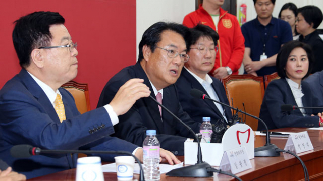 새누리당 정진석 원내대표와 김광림 정책위의장이 8일 오후 국회에서 열린 가습기 살균제 피해 대책 당정협의에서 국회 차원의 청문회를 포함한 진상조사 착수 방침을 밝히고 있다. 연합뉴스