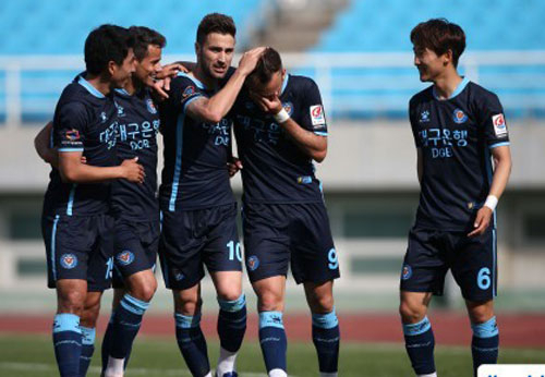 대구FC의 에델(오른쪽 3번째)이 8일 안산과의 경기에서 골을 터뜨린 파울로(오른쪽 2번째)를 격려하고 있다. 대구FC 제공