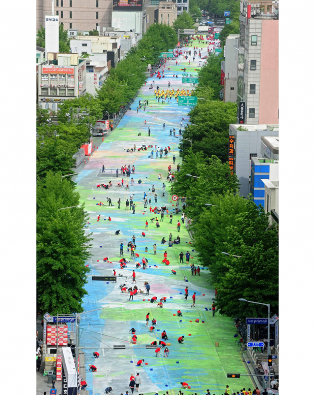 7일 오후 컬러풀대구페스티벌에 참가한 대구시민들과 관광객들이 국채보상로에서 