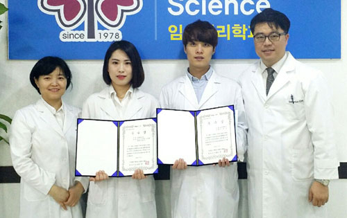 대한임상병리사협회 춘계학술대회에서 우수상을 받은 서동건 씨와 김민주 씨, 연구 지도교수들. 왼쪽부터 김현경 교수, 김민주 씨, 서동건 씨, 김동찬 교수. 김천대 제공