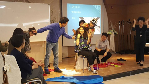 교원 직무연수 프로그램에 참가한 교사들이 조를 이뤄 교육연극의 한 활동을 체험해보고 있다. 대구시교육청 제공