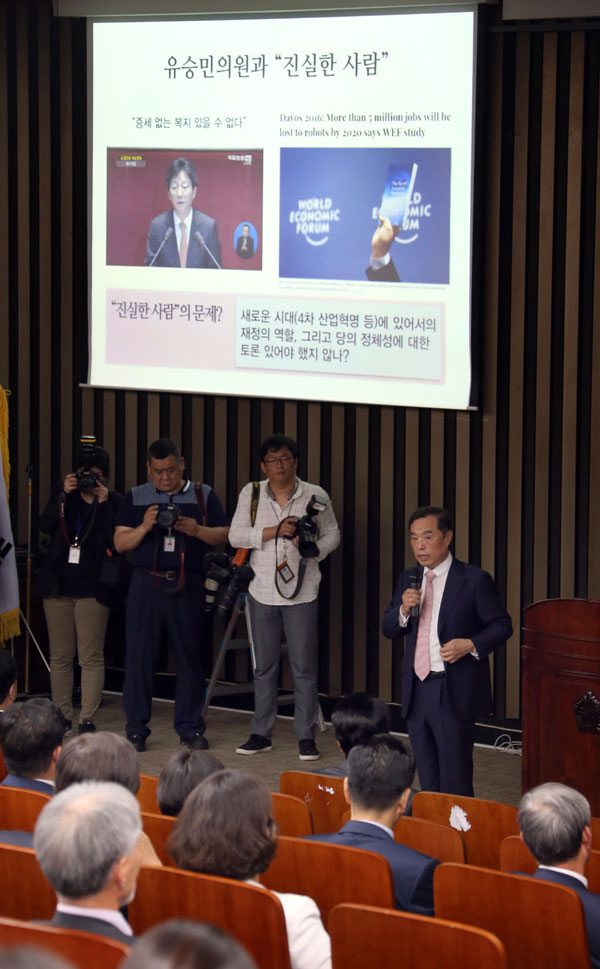 노무현정부 청와대에서 정책실장을 지낸 김병준 국민대 교수가 9일 오후 국회에서 열린 새누리당 20대 총선 당선자대회에서 