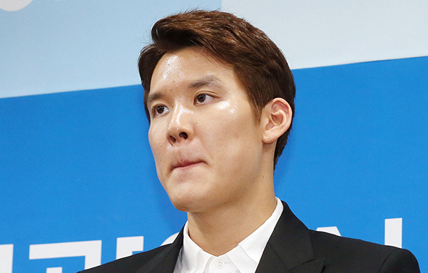 전 수영국가대표 박태환이 지난 2일 오후 인천시 남동구 인천시청에서 열린 기자회견에서 입술을 깨물고 있다. 이날 박태환은 큰절로 리우 올림픽에 출전할 기회를 달라고 호소했지만, 대한체육회는 제고의 여지가 없다는 입장이다. 연합뉴스