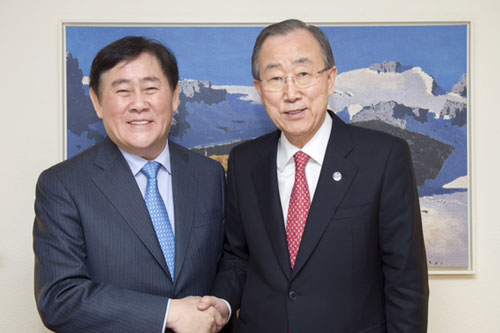 지난 1월 21일 스위스 다보스에서 열린 세계경제포럼(WEF) 연차총회에서 반기문(오른쪽) 유엔 사무총장이 대통령 특사로 참석한 최경환 전 경제부총리와 만나 악수를 나루고 있다. 매일신문 DB