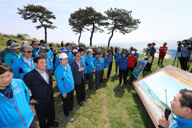 서병수(앞줄 왼쪽에서 세 번째) 시장을 비롯한 부산시 간부공무원 30여 명이 이달 1일 가덕도 신공항 후보지를 찾아 현장을 답사했다. 부산일보 제공
