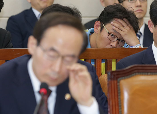 안성우 가습기 살균제 피해 유가족 대표(오른쪽)가 11일 오후 국회에서 열린 환경노동위원회 전체회의에서 가습기 살균제 피해와 관련한 질의에 답변하는 윤성규 환경부 장관을 지켜보고 있다.