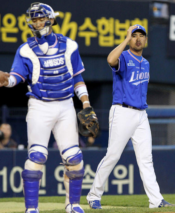 3회말 1사 1,2루에서 LG 오지환에게 2타점 3루타를 허용한 삼성 선발 장원삼이 아쉬워하고 있다. [삼성 라이온즈 제공]
