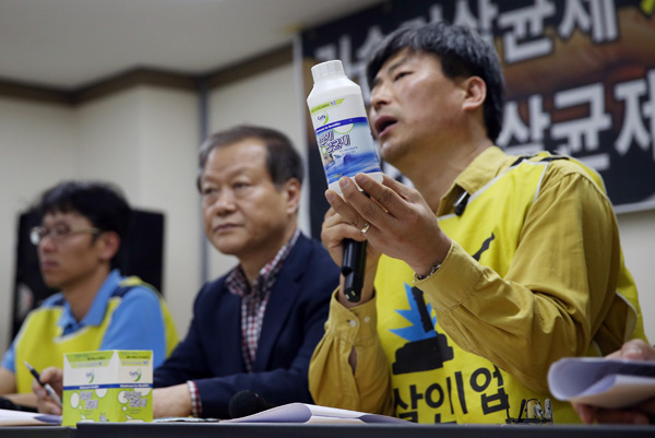 12일 오전 서울 중구 환경재단에서 열린 가습기살균제 제조, 판매 업체 고발 기자회견. 한 참가자가 세퓨 가습기살균제의 문제점에 대해 설명하고 있다. 연합뉴스
