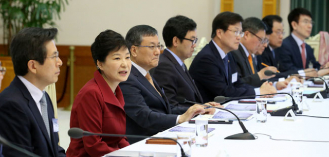 박근혜 대통령이 12일 청와대에서 열린 제1차 과학기술전략회의에서 모두발언하고 있다. 연합뉴스
