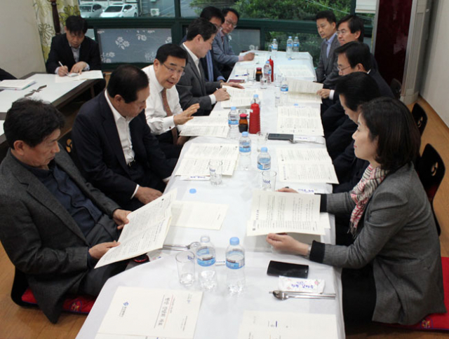 새누리당 부산지역의원들이 지난달 23일 서병수 부산시장과 만찬간담회를 갖고 가덕도 신공항 특위와 일자리 창출 특위를 구성하기로 뜻을 모았다. 연합뉴스