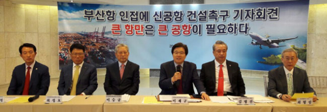 한국국제물류협회와 부산항경쟁력강화협의회 등 물류업계 대표들이 지난달 28일 물류경쟁력 측면에서 신공항의 입지를 부산항 인근 가덕도로 정해야 한다고 촉구하는 기자회견을 하고 있다. 연합뉴스