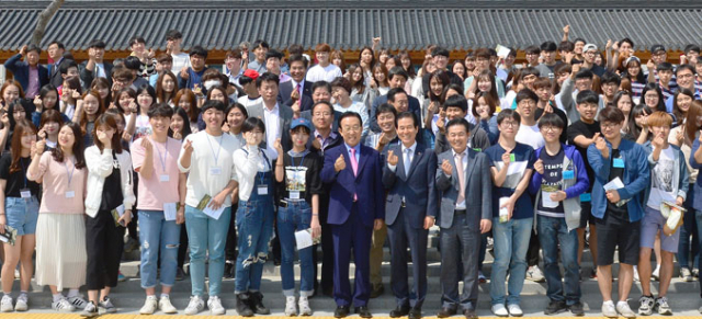 김관용 도지사와 영남대총동창회 회장단은 13일 신도청을 방문한 영남대 행정학과 학생들과 기념사진을 촬영했다. 경북도 제공