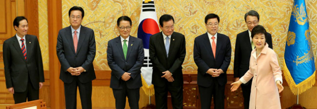 박근혜 대통령이 13일 청와대에서 열린 여야 3당 원내지도부 회동에서 여야 원내지도부와 대화하고 있다. 왼쪽부터 더불어민주당 우상호 원내대표, 새누리당 정진석 원내대표, 국민의당 박지원 원내대표, 더불어민주당 변재일 정책위의장, 새누리당 김광림 정책위의장, 국민의당 김성식 정책위의장. 연합뉴스