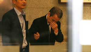 기 살균제 사망 사건을 수사하는 검찰이 가해업체 관계자들을 처음으로 구속했다. 2011년 사태가 불거진 지 5년 만의 형사처벌이다. 서울중앙지검 특별수사팀은 안전성 검사 없이 유해 제품을 제조·판매해 사람을 숨지거거나 다치게 한 혐의(업무상 과실치사 및 과실치상)로 옥시레킷벤키저(옥시) 신현우(68) 전 대표와 전 연구소장 김모씨, 선임연구원 최모씨를 14일 구속했다. 이날 검찰 조사를 마친 신 전 대표가 서울 서초동 지검을 나서다 유가족 항의로 다시 청사 안으로 들어가고 있다.