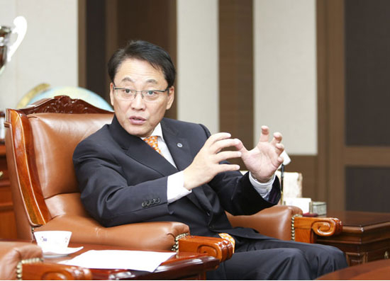 노석균 영남대 총장이 지난 3년간 영남대를 이끌어오면서 느꼈던 소회와 최근 프라임 사업에 선정된 이후 대학의 발전 방향에 대해 설명하고 있다. 영남대 제공
