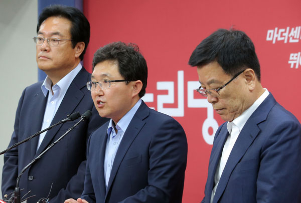새누리당 혁신위원장에 임명된 김용태 의원이 15일 오후 서울 여의도 당사에서 열린 기자회견에서 임명 소감을 밝히고 있다. 왼쪽부터 정진석 원내대표, 김용태 신임 혁신위원장, 김광림 정책위의장. 연합뉴스