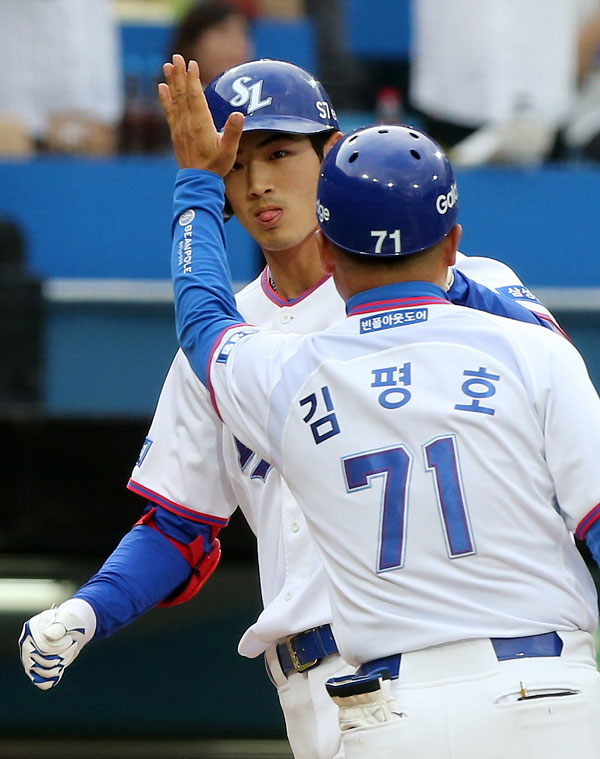 15일 대구삼성라이온즈파크에서 열린 삼성 라이온즈와 롯데 자이언츠의 경기. 4회말 1사에서 삼성 구자욱이 1점 홈런을 치고 김평호 코치의 축하를 받고 있다. 연합뉴스