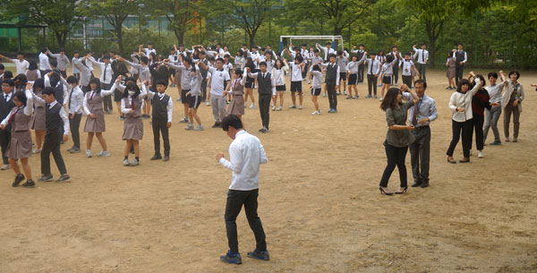 지난 9일 오후 1시 점심식사를 마친 논공중 학생과 교사들이 운동장에 모여 라인댄스 등 같은 동작을 함께 추는 